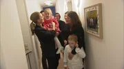 Die Familie erstmals in ihrem neuen zu Hause.