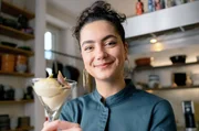 Lucie zeigt, wie man aus Honig ein leckeres Eis macht.