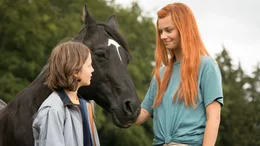 Mika (Hanna Binke) und Ari (Luna Paiano, links) haben einen besonderen Draht zum ber&uuml;hmten Hengst.