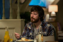 Das Leben mit Howard in dessen Bunker gestaltet sich f&uuml;r Emmett (John Gallagher jr.) alles andere als einfach ...