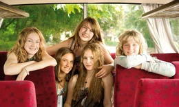 Die "Wilden H&uuml;hner" sind wieder da. Von links: "Oberhuhn" Sprotte (Michelle von Treuberg), Wilma (Jette Hering), Trude (Zsa Zsa Inci B&uuml;rkle), Frieda (Lucie Hollmann) und Melanie (Sonja Gerhardt).
