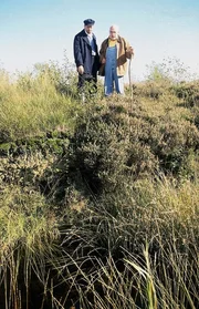 Peter (Peter Lustig, r.) ist entt&auml;uscht - von seinem geerbten Haus ist im Moor weit und breit nichts mehr zu sehen. Es ist &uuml;ber die vielen Jahre hinweg im Moor versunken. (l.: Thorsten Waligura).