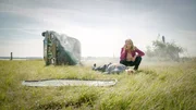 Eigentlich könnte der Tag nicht schöner sein, doch auf dem Weg zur Arbeit macht Roswitha Prinzler (Silke Matthias, r.) eine beunruhigende Entdeckung. Auf einer Wiese hat sich ein Auto überschlagen und ein Mann (Christopher Fliether, l.) ist aus dem Auto geschleudert worden. Kann Roswitha dem Mann noch helfen, oder ist er schon tot?