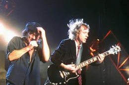 Dank der elektrisierenden Energie von Frontmann Brian Johnson (li.) und den kraftvollen Riffs von Gitarrist Angus Young (re.) rissen die Hardrock-Legenden das Publikum im Donington Park mit.