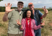 Gute Laune im Gepäck: v.li. Peter Wohlleben, Schauspielerin Barbara Wussow und Wetter-Experte Sven Plöger brechen auf zu einer Abenteuertour durch den Wald.