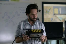 Lehrer Gary Grooberson (Paul Rudd) h&auml;lt eine echte Geisterfalle in den H&auml;nden.