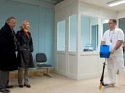 Pfleger Hans-Peter Brenner (Michael Trischan, rechts) testet das neue Fortbewegungsmittel der Sachsenklinik. Mit dem Tretroller soll demnächst alles schneller gehen und so das Pflegepersonal entlastet werden. Prof. Gernot Simoni (Dieter Bellmann, links) und Ingrid Rischke (Jutta Kammann) sind sich noch nicht sicher, was sie von dieser Innovation halten sollen.