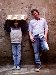 Jamie Oliver (re.) Die Serie mit Jamie Oliver ist ein einziges Abenteuer. In jeder Folge erforscht der Kult-Koch die K&uuml;che eines anderen Landes und macht dabei aufregende Entdeckungen. Zun&auml;chst lernt er in Marrakesch eine v&ouml;llig andere Esskultur kennen.