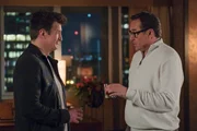Nolans alter Freund Ben (Currie Graham, r.) kommt Nolan (Nathan Fillion, l.) besuchen, da er glaubt, dass er nun auch die Polizeiausbildung abgeschlossen hat. Nolan bremst Bens Enthusiasmus und erf&auml;hrt stattdessen eine &uuml;berraschende Neuigkeit.