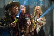 Riskieren alles, um noch einen Platz auf den lebensrettenden Archen zu ergattern: Nimas Gro&szlig;eltern (Chang Tseng, l., Lisa Lu, M.), Tamara (Beatrice Rosen, r.) und die kleine Lilly (Morgan Lily, vorne) ...