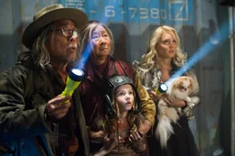 Riskieren alles, um noch einen Platz auf den lebensrettenden Archen zu ergattern: Nimas Gro&szlig;eltern (Chang Tseng, l., Lisa Lu, M.), Tamara (Beatrice Rosen, r.) und die kleine Lilly (Morgan Lily, vorne) ...