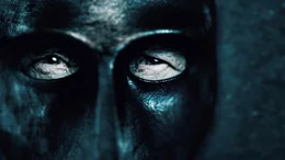Der Mann hinter der eisernen Maske  +++ Die Verwendung des sendungsbezogenen Materials ist nur mit dem Hinweis und Verlinkung auf RTL+ gestattet. +++