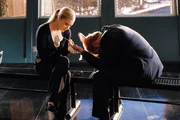 Keine leichte Situation: Horatio (David Caruso, re.) steht unter Mordverdacht und Calleigh (Emily Procter) muss ihrem Chef Blut abnehmen, damit es im Labor untersucht und verglichen werden kann.