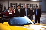 Pfarrer Kurz fehlen die Worte, als ihm das geerbte Auto geliefert wird. Von links: Monika Vogl (Christine Reimer), Lorenz Schattenhofer (Werner Rom) und Pfarrer Kurz (Hans Stadlbauer). Pfarrer Kurz fehlen die Worte, als ihm das geerbte Auto geliefert wird. Von links: Monika Vogl (Christine Reimer), Lorenz Schattenhofer (Werner Rom) und Pfarrer Kurz (Hans Stadlbauer).