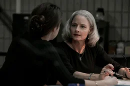 Nancy Hollander (Jodie Foster, r.)