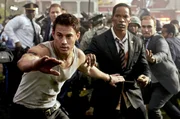 John (Channing Tatum, l.) k&auml;mpft Pr&auml;sident Sawyer (Jamie Foxx) den Weg frei, nachdem beide endlich das von Terroristen gekaperte Wei&szlig;e Haus verlassen konnten.