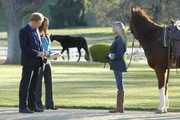 Horatio (David Caruso) und Natalia (Eva La Rue) befragen die Reitstall-Besitzerin Joanna Toring (Bo Derek) nach den zwei ermordeten Studentinnen, die ihre Pferde bei ihr untergestellt hatten.