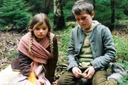 Hänsel (Johann Storm) und Gretel (Nastassja Hahn) sind erschöpft und verzweifelt: Wie sollen sie nach Hause zurück finden? Hänsel (Johann Storm) und Gretel (Nastassja Hahn) sind erschöpft und verzweifelt: Wie sollen sie nach Hause zurück finden?