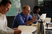 Der Flugunfallermittler John Delisi (gespielt von Darrin Baker) sieht die Beschwerdeberichte gegen den Kapitän durch. (Bildnachweis: Cineflix/Darren Goldstein) Der Flugunfallermittler John Delisi (gespielt von Darrin Baker) sieht die Beschwerdeberichte gegen den Kapitän durch. (Bildnachweis: Cineflix/Darren Goldstein)