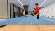 Tobi und Jasmin beim Weitsprung - wer springt weiter?