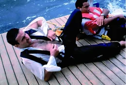 Wird es Alex (Jason Patric, l.) und Juliano (Temuera Morrison, r.) gelingen, den Aufprall des Kreuzfahrtschiffes auf einen &Ouml;ltanker zu verhindern?