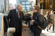 Arthur Shaw (Alan Alda, l.), der in einem Luxus-Appartement des Towers wohnt, begr&uuml;&szlig;t Josh (Ben Stiller, r.), den Geb&auml;ude-Manager, mit dem er am Computer Schach spielt. Hinter Shaws jovialer Fassade verbirgt sich ein gerissener Betr&uuml;ger.