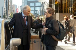 Arthur Shaw (Alan Alda, l.), der in einem Luxus-Appartement des Towers wohnt, begr&uuml;&szlig;t Josh (Ben Stiller, r.), den Geb&auml;ude-Manager, mit dem er am Computer Schach spielt. Hinter Shaws jovialer Fassade verbirgt sich ein gerissener Betr&uuml;ger.