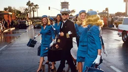 Frank Abagnale Jr. (Leonardo DiCaprio) ist ein charmanter Hochstapler in Uniform