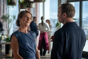 Elisabeta Alvarez (Clelia Sarto, li.), die Chefin der Public Affairs-Agentur, die den Empfang ausrichtet, lässt Robert Karow (Mark Waschke, re.) mit seinen Fragen elegant abblitzen.
