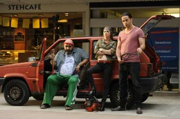 (v.l.n.r.) Mahmut (&Ouml;zg&uuml;r Karadeniz); Jessi (Josefine Preu&szlig;); Sammy (B&uuml;lent Ceylan)