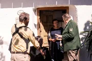Hubert (Christian Tramitz, l.) und Girwidz (Michael Brandner, r.) am Landhaus der Zirngibls. Sie wollen sich mit Hilfe des Toten (Komparse, 2.v.l.) Zutritt zu dessen Tresor verschaffen. Wie wird die Witwe von Zirngibl (Lilly Forgách, 2.v.r.) darauf reagieren? Hubert (Christian Tramitz, l.) und Girwidz (Michael Brandner, r.) am Landhaus der Zirngibls. Sie wollen sich mit Hilfe des Toten (Komparse, 2.v.l.) Zutritt zu dessen Tresor verschaffen. Wie wird die Witwe von Zirngibl (Lilly Forgách, 2.v.r.) darauf reagieren?