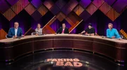 In „FAKING BAD – Besser als die Wahrheit“ lädt Moderator und Gastgeber Oliver Kalkofe (M) zum großen Lügen ein. Hier mit seinen Gästen: v.l.n.r. Oliver Welke, Laura Karasek, Torsten Sträter und Michael Kessler.