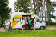 Gut gelaunt und voller Teamspirit starten die Promis in die nächste Etappe ihres gemeinsamen Camping-Roadtrips.