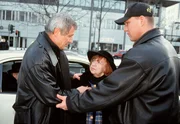 Der Betr&uuml;ger Frank Morawek (Konstantin Wecker, links) bedr&auml;ngt die Witwe K&auml;the M&uuml;hlmann (Brigitte Mira), die unversehends Hilfe von einem Taxifahrer (Axel Schulz) erh&auml;lt.