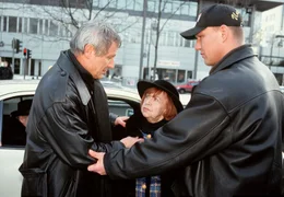 Der Betr&uuml;ger Frank Morawek (Konstantin Wecker, links) bedr&auml;ngt die Witwe K&auml;the M&uuml;hlmann (Brigitte Mira), die unversehends Hilfe von einem Taxifahrer (Axel Schulz) erh&auml;lt.
