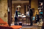 Als Watson (Lucy Liu, l.) die Briefe sieht, die Moriarty seit geraumer Zeit an Holmes (Jonny Lee Miller, r.) schickt und von ihrer Korrespondenz erfährt, ist sie gekränkt, dass Holmes ihr nichts davon erzählt hat ...