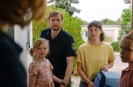 Das ist neu: Mutter Simone (Friederike Becht, 2. v. re.) und Vater Martin (Ulrich Brandhoff, 3. v. li.) mit ihrer Tochter Nina (Arian Wegener, 2. v. li.).