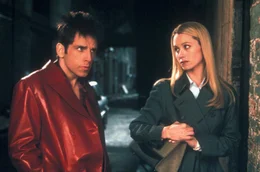 Die Reporterin Matilda (Christine Taylor, r.) ist seit langem den dunklen Machenschaften der Modebosse auf der Spur. Da lernt sie das Model Zoolander (Ben Stiller, l.) kennen ...