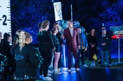 Eckart von Hirschhausen im Gespräch mit den Dolphins Cheerleadern aus Krefeld: Vor dem Studio versuchen sie den Weltrekord im Basket Toss.