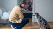 Eric (Ulrich Brandhoff) setzt Käthe als Suchhund ein.