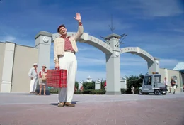 Alles ist inszeniert, alle Figuren sind Schauspieler, und die ganze Stadt und Umgebung befindet sich im gr&ouml;&szlig;ten Studio der Welt. Nur Truman Burbank (Jim Carrey), der Star der Erfolgsshow, ahnt von all dem nichts ...