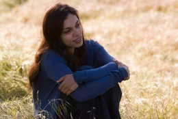 Die schwer herzkranke Grafikerin Emily Posa (Rosario Dawson) hat nicht mehr lange zu leben, sofern nicht ein Wunder geschieht ...