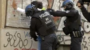 Polizisten bei der Razzia in einem Barber-Shop.