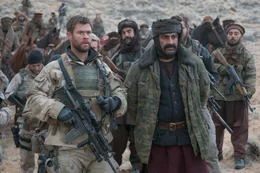 Captain Mitch Nelson (Chris Hemsworth, l.); General Dostum (Navid Negahban, r.)