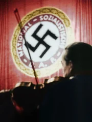 Musiker vor Hakenkreuz