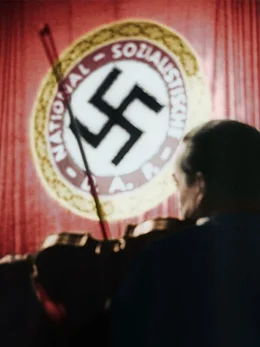Musiker vor Hakenkreuz