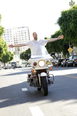 Die &Uuml;berdosis Epinephrin aus dem Krankenhaus l&auml;sst Chev Chelios (Jason Statham) wie irre durch Los Angeles rennen. Mit einem entwendeten Polizeimotorrad macht er sich auf den Weg zu der Wohnung seiner Freundin Eve...