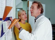 Laura (Cecilia Kunz) möchte ihre erste Nacht mit Dr. Christian Roehrs (Siemen Rühaak) in der Villa Frank verbringen.