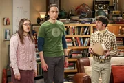 "The Big Bang Theory", "Das Plagiats-Problem." Um Amys und Sheldons Chancen auf den Nobelpreis zu erhöhen, hat Direktor Siebert ein Treffen mit Dr. Pemberton und Dr. Campbell vereinbart. Sheldon und Amy sollen sich bei ihren Konkurrenten entschuldigen, doch das fällt den beiden Wissenschaftlern sehr schwer. Aber dann erfahren sie von Kripke, dass Dr. Pemberton angeblich bei seiner Dissertation geschwindelt hat. Inzwischen ist Howard völlig aufgeregt. Bernadette erzählt ihm, dass es noch eine zweite Kellnerin in der Cheesecake Factory gab, die damals in ihn verliebt war.Im Bild (v.li.): Mayim Bialik (Amy Farrah Fowler), Jim Parsons (Sheldon Cooper), Simon Helberg (Howard Wolowitz). "The Big Bang Theory", "Das Plagiats-Problem." Um Amys und Sheldons Chancen auf den Nobelpreis zu erhöhen, hat Direktor Siebert ein Treffen mit Dr. Pemberton und Dr. Campbell vereinbart. Sheldon und Amy sollen sich bei ihren Konkurrenten entschuldigen, doch das fällt den beiden Wissenschaftlern sehr schwer. Aber dann erfahren sie von Kripke, dass Dr. Pemberton angeblich bei seiner Dissertation geschwindelt hat. Inzwischen ist Howard völlig aufgeregt. Bernadette erzählt ihm, dass es noch eine zweite Kellnerin in der Cheesecake Factory gab, die damals in ihn verliebt war.Im Bild (v.li.): Mayim Bialik (Amy Farrah Fowler), Jim Parsons (Sheldon Cooper), Simon Helberg (Howard Wolowitz).