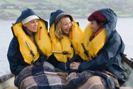 Beim Angeln - einer weiteren Aufgabe, die Gerry ihr gestellt hat - erf&auml;hrt Holly (Hilary Swank, li.), dass ihre Freundin Denise (Lisa Kudrow, Mi.) verlobt und Sharon (Gina Gershon) schwanger ist.